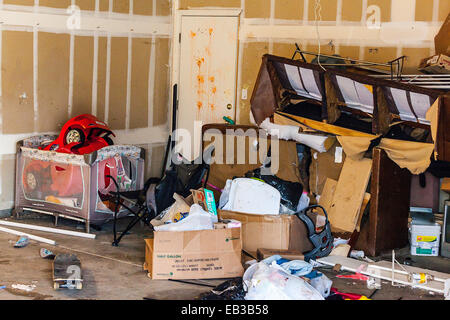 Une maison que les toxicomanes et leurs enfants avaient occupé et les dommages qui ont été faits. Banque D'Images