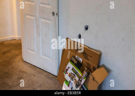 Une maison que les toxicomanes et leurs enfants avaient occupé et les dommages qui ont été faits. Banque D'Images