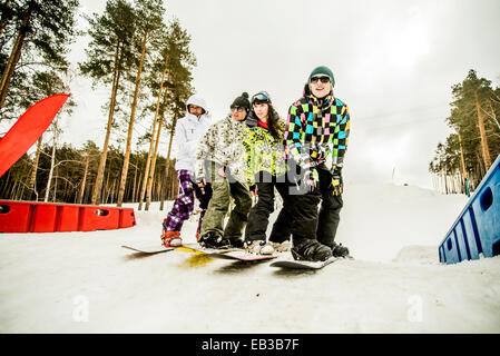 Portrait des couples snowboard ensemble sur la colline de neige Banque D'Images