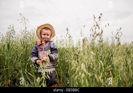 Woman standing in tall grass in rural field Banque D'Images