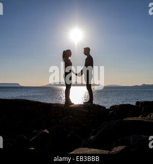 Royaume-uni, Ecosse, sur une plage de couple holding hands Banque D'Images