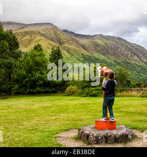 Royaume-uni, Ecosse, Boy (6-7) looking through telescope Banque D'Images