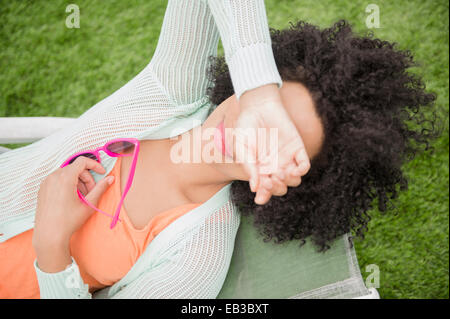 Portrait de femme avec des lunettes de soleil couvrant ses yeux Banque D'Images