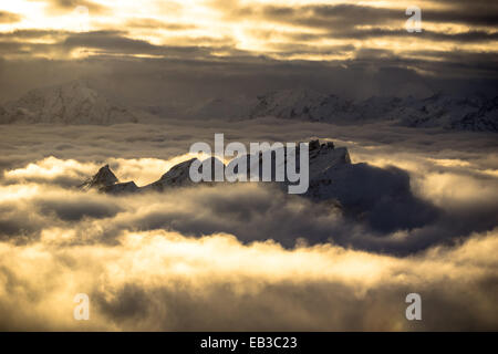 La montagne traverse le tapis de nuages, Gastein, Autriche Banque D'Images