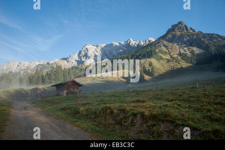 Chalet alpin en montagne en automne, Salzbourg, Autriche Banque D'Images