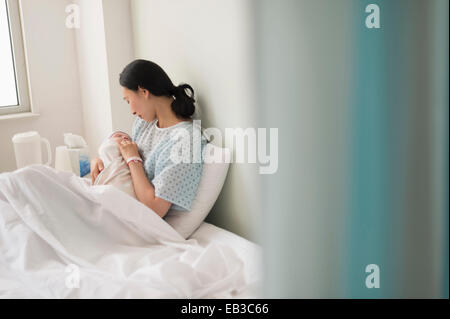 Asian mother holding newborn baby in hospital Banque D'Images