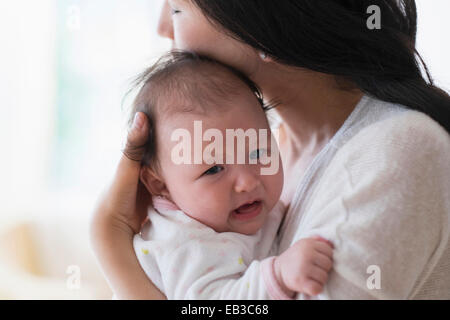 Asian mother réconfortant bébé qui pleure Banque D'Images