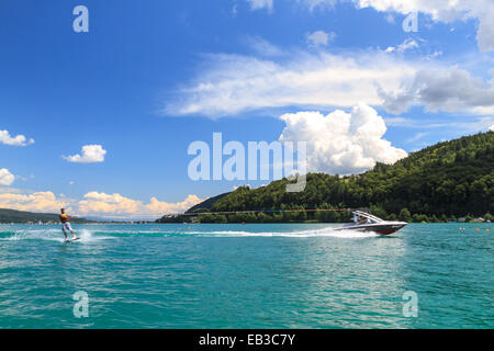 Homme ski nautique, worthersee, Autriche Banque D'Images