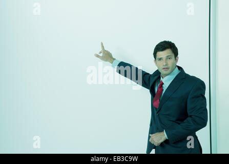 Businessman standing in front of tableau blanc dans la salle de conférence giving presentation Banque D'Images