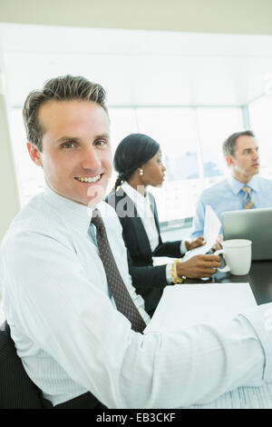 Businessman smiling in meeting Banque D'Images