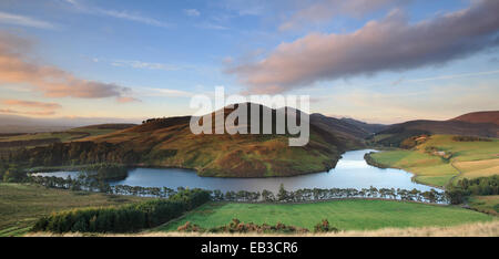 Royaume-uni, Ecosse, Midlothian, Auchendinny, Pentland Hills vu de l'ensemble de champs et de colline du réservoir de Glencorse Banque D'Images