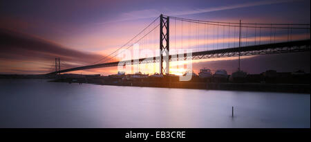 Royaume-uni, Ecosse, Fife, North Queensferry, Forth Road Bridge au coucher du soleil Banque D'Images