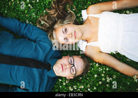 Vue en hauteur d'un couple allongé sur l'herbe Banque D'Images