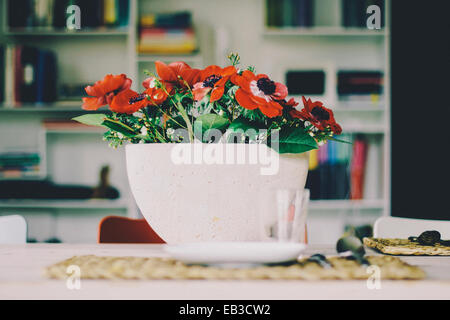 Belgique, Flandre, Flandre occidentale, Bruges, Bouquet de fleurs dans un bol sur la table à manger Banque D'Images