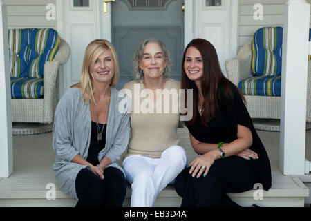 Caucasian mother and daughters smiling on Front Porch Banque D'Images