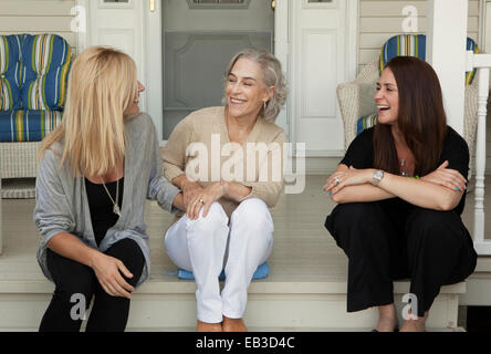 Caucasian mother and daughters smiling on Front Porch Banque D'Images