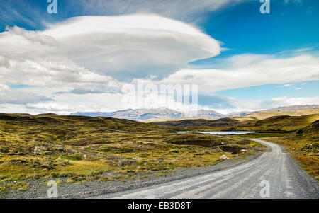 Le Chili, le parc national Torres del Paine, route de terre au-dessus des nuages lenticulaires Banque D'Images