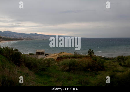 Beyrouth, Liban. 25 novembre, 2014. Les renforts de Beyrouth pour une importante tempête qui devrait durer plusieurs jours et affectent la plupart des régions du pays Crédit : amer ghazzal/Alamy Live News Banque D'Images