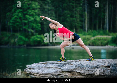 Runner coréen s'étendant sur près de Rock Lake Banque D'Images