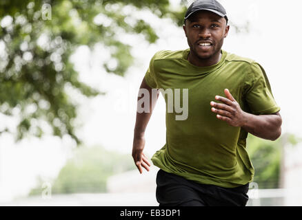 Black man running in park Banque D'Images
