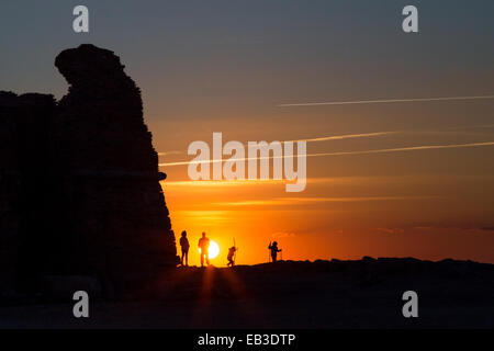 Italie, Latium, Ladispoli, Torre Flavia, groupe de personnes appréciant le coucher du soleil Banque D'Images