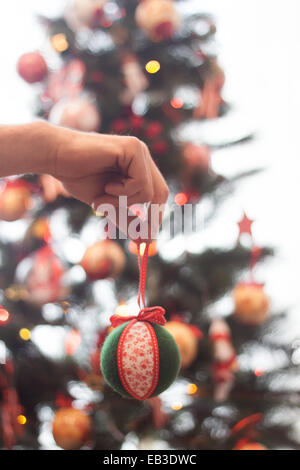 Man holding Christmas bauble Banque D'Images