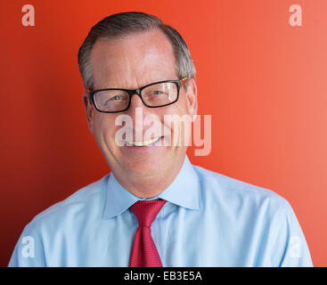 Caucasian businessman smiling Banque D'Images