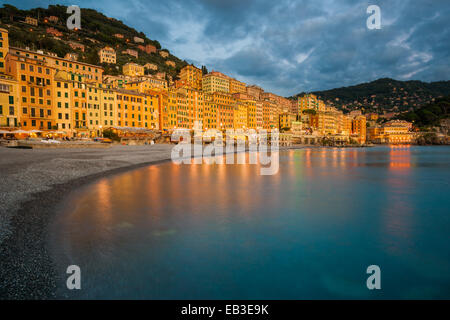 L'Italie, Ligurie, Gênes, Camogli, Waterfront avec les lumières électriques reflétant dans l'eau Banque D'Images