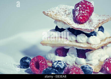 Mille-feuille pâte de fruits d'été et crème fouettée Banque D'Images