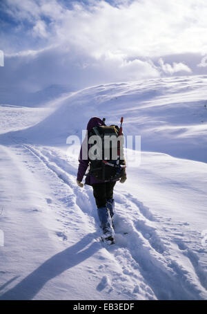 Winter walker, Glen Spean, en Écosse. La position de Lochan na h-Earba, Glen Spean. Banque D'Images