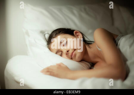 Mixed Race girl sleeping on bed Banque D'Images