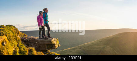 Vue panoramique donnant sur les randonneurs de paysage à distance Banque D'Images