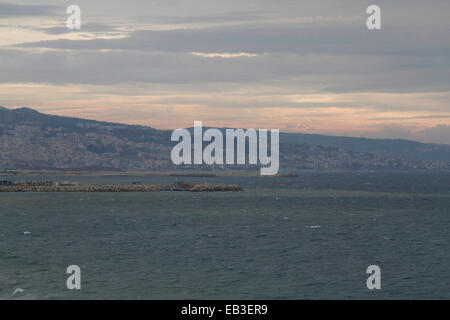 Beyrouth, Liban. 25 novembre, 2014. Les renforts de Beyrouth pour une importante tempête qui devrait durer plusieurs jours et affectent la plupart des régions du pays Crédit : amer ghazzal/Alamy Live News Banque D'Images