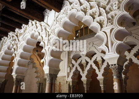 Arches dans le Nord portique de l'Aljaferia Palace, palais arabe construit 11e siècle, Saragosse, Espagne. Banque D'Images