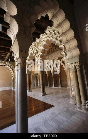 Arches dans le Nord portique de l'Aljaferia Palace, palais arabe construit 11e siècle, Saragosse, Espagne. Banque D'Images