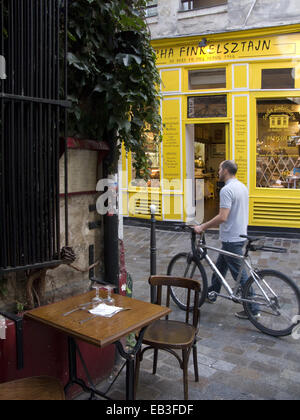 Café-restaurant dans le quartier du Marais, Paris, France Banque D'Images