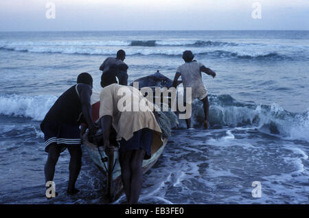 Les pêcheurs Garifuna de partir pour la mer. Punta Piedra. Honduras Banque D'Images