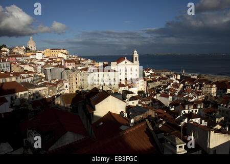 Vue sur la ville depuis le balcon Portas do Sol "porte du soleil". Banque D'Images