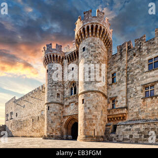 Le Palais du Grand Maître des Chevaliers est un château médiéval dans la vieille ville de Rhodes, Grèce Banque D'Images