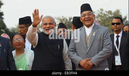 (141125) -- KATMANDOU, 25 nov., 2014 (Xinhua) -- Le Premier Ministre Indien Shri Narendra Modi (L, face à des journalistes) vagues à son arrivée pour la 18e Association sud-asiatique de coopération régionale (ASACR) au sommet de l'aéroport international de Tribhuwan à Katmandou, Népal, le 25 novembre, 2014. Le principal sommet est prévu pour le 26 novembre et 27 à Katmandou.(Xinhua /Sunil Sharma)(lmz) Banque D'Images