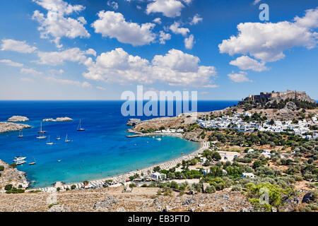 Le village de Lindos avec une baie magnifique, château médiéval et maisons pictursque sur une colline est la star de Rhodes, en Grèce. Banque D'Images