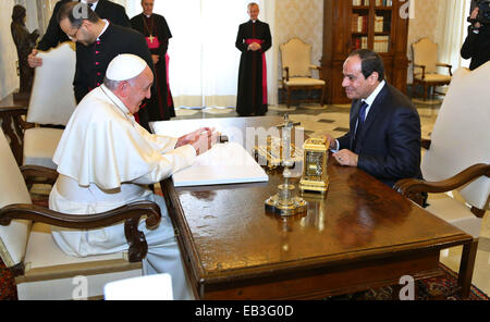 Vatican, Vatican, Italie. 24 Nov, 2014. Le pape François et le président égyptien, Abdel Fattah al-Sisi rencontrer en privé au Vatican, le 24 novembre 2014. El-Sissi était en réunion avec le Premier Ministre Italien Matteo Renzi et puis mardi avec les entrepreneurs italien et égyptien avant de se rendre à Paris. Sa visite devrait se concentrer sur l'investissement, la lutte contre le terrorisme et les flux de migrants à partir de conflits au Moyen-Orient et en Afrique à l'égard de l'Europe © Présidence égyptienne Images/APA/ZUMA/Alamy Fil Live News Banque D'Images