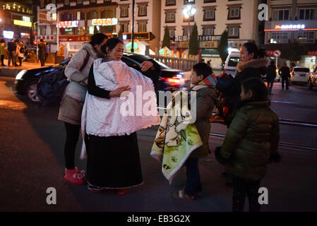 Kangding, la province chinoise du Sichuan. 25Th Nov, 2014. Les résidents sur la route pour éviter le tremblement de terre dans le comté de Kangding, sud-ouest de la province chinoise du Sichuan, le 25 novembre 2014. Un tremblement de terre de magnitude 5,8 a frappé le comté de Kangding, préfecture autonome tibétaine de Ganzi du sud-ouest de la province chinoise du Sichuan, à 11:19 h le mardi, le séisme en Chine Centre Réseaux dit. Qiaoqiao Crédit : Li/Xinhua/Alamy Live News Banque D'Images