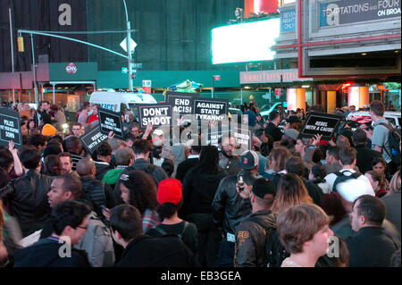 New York, USA. 24 Nov, 2014. Les protestataires mars à Times Square à New York, États-Unis, le 24 novembre, 2014. Une manifestation a eu lieu à New York après l'annonce que l'agent de police Darren Wilson n'est pas inculpé pour l'assassinat des 18 ans, Michael Brown de Ferguson sur août. © David Torres/Xinhua/Alamy Live News Banque D'Images