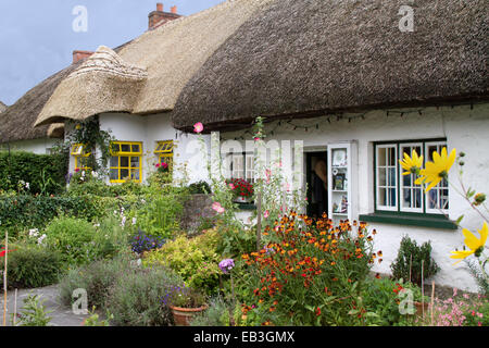 Cottage au toit de chaume traditionnel,Adare Irlande Banque D'Images