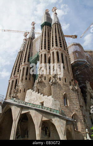 Commencé en 1882, et conçu par Antonio Gaudi, la construction se poursuit sur la Sagrada Familia (Sainte Famille) Barcelone, Espagne Banque D'Images