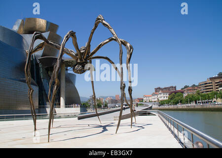 Maman, une énorme araignée de métal par l'artiste français Louise Bourgeois, à côté du musée Guggenheim de Bilbao Bilbao, Espagne Banque D'Images