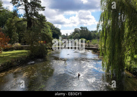 Pont pied sur la rivière Coln donnant accès à Arlington Row Bibury Gloucestershire Angleterre Banque D'Images