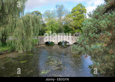 Pont sur la route près de la rivière Colne trutticulture Bibury Gloucestershire Angleterre Banque D'Images