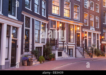 Façades de maisons typiques dans le centre historique d'Amsterdam. L'UNESCO a désigné la zone comme un site du patrimoine mondial. Banque D'Images